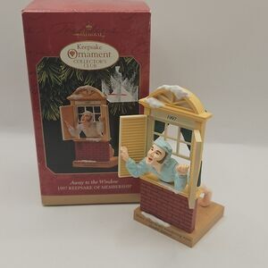 HALLMARK CLUB KEEPSAKE OF MEMBERSHIP ORNAMENT AWAY TO THE WINDOW VINTAGE 1997